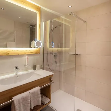 לינה וארוחת בוקר Viktoria 4*